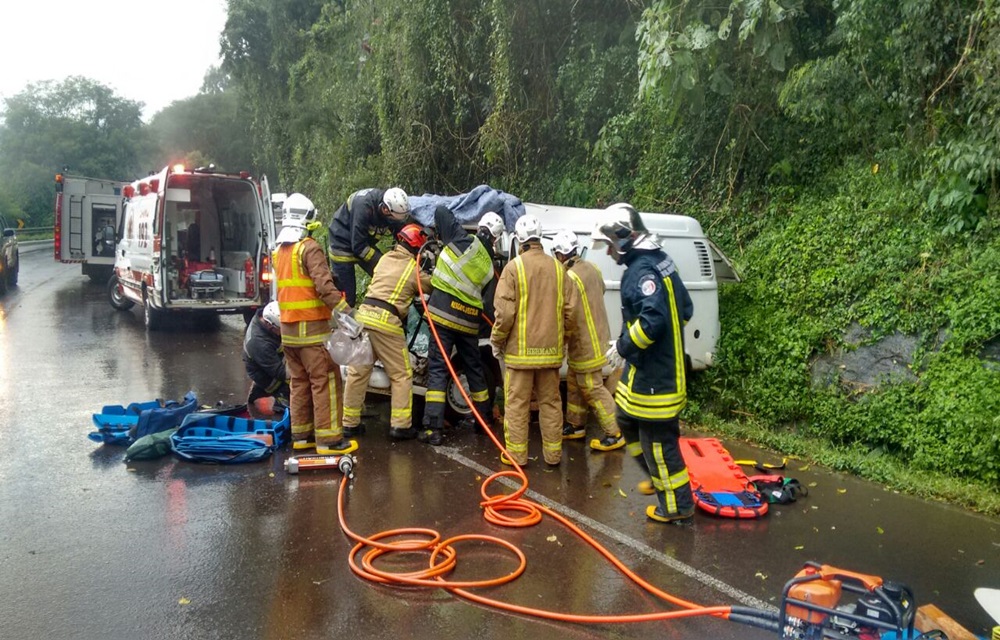 Ir para  <p>Violenta colis&atilde;o frontal no in&iacute;cio da tarde desta quinta-feira (23), deixou o motorista de uma Kombi com placas de Conc&oacute;rdia preso nas ferragens.</p>

<p>O acidente que tamb&eacute;m...
